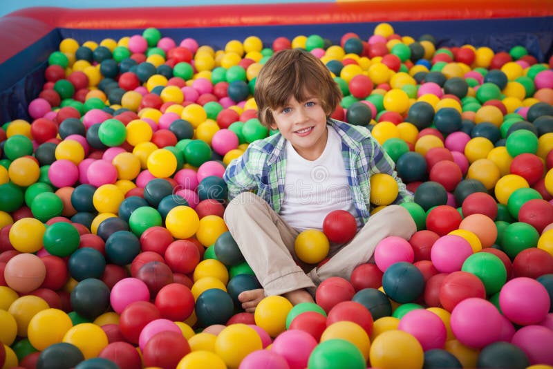Netter Junge, der im Ballpool lächelt lizenzfreies stockbild Netter Junge, der im Ballpool lächelt lizenzfreies stockbild