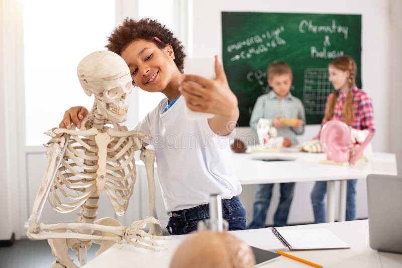 Netter netter Junge, der selfies nimmt lizenzfreies stockfoto Netter netter Junge, der selfies nimmt lizenzfreies stockfoto
