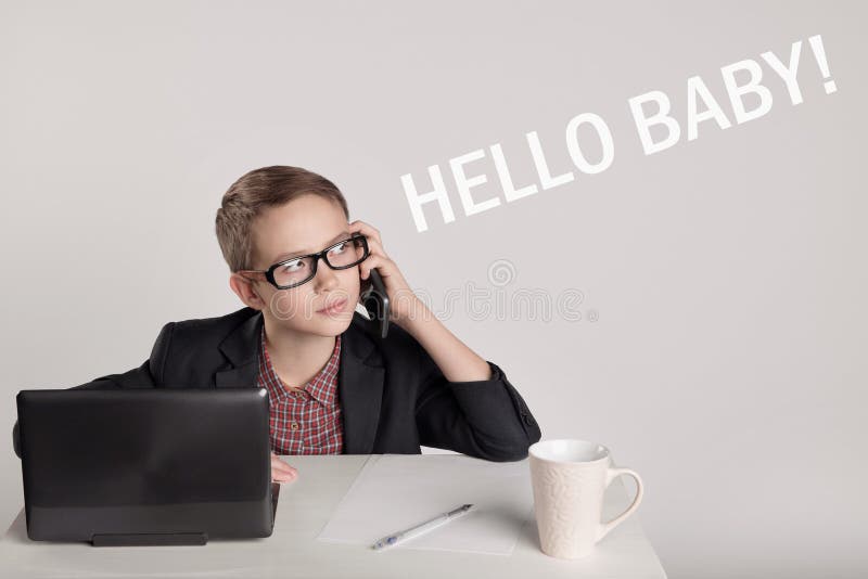 Netter kleiner Junge in einer Klage sprechend am Telefon lizenzfreie stockfotografie