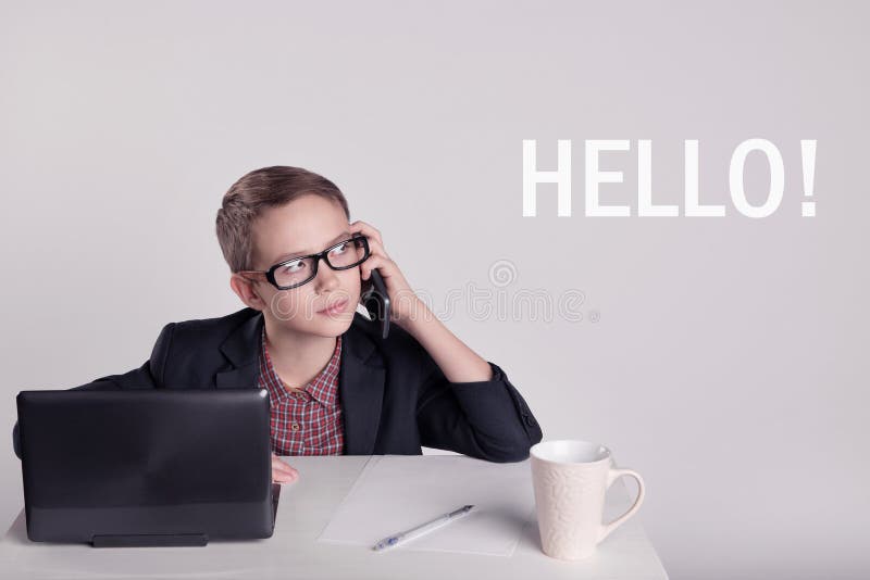 Netter kleiner Junge in einer Klage sprechend am Telefon stockbilder