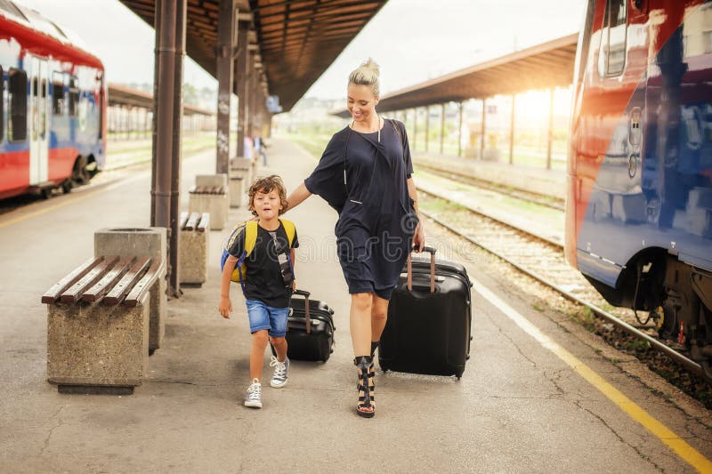 Netter kleiner Junge und Mutter auf einem Bahnhof stockfotos Netter kleiner Junge und Mutter auf einem Bahnhof stockfotos