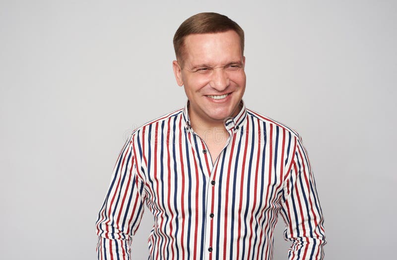 Netter mittlerer gealterter Mann lokalisiert auf grauem Hintergrund lizenzfreie stockfotografie Netter mittlerer gealterter Mann lokalisiert auf grauem Hintergrund lizenzfreie stockfotografie