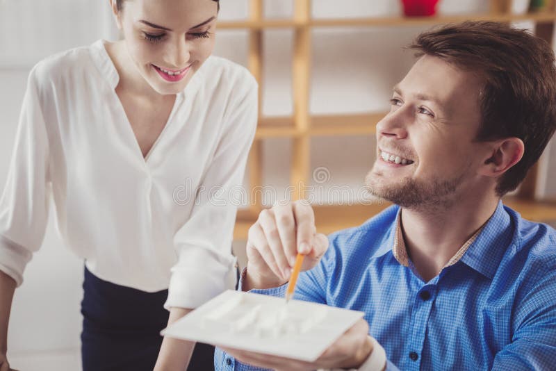 Netter positiver Mann, der mit seinem Kollegen spricht lizenzfreies stockfoto