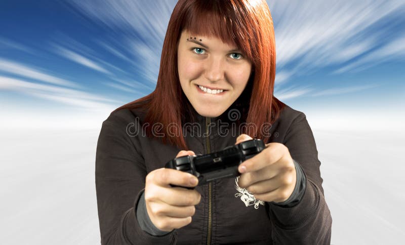 Netter Redhead, der Videospiele im Winter spielt stockbild Netter Redhead, der Videospiele im Winter spielt stockbild