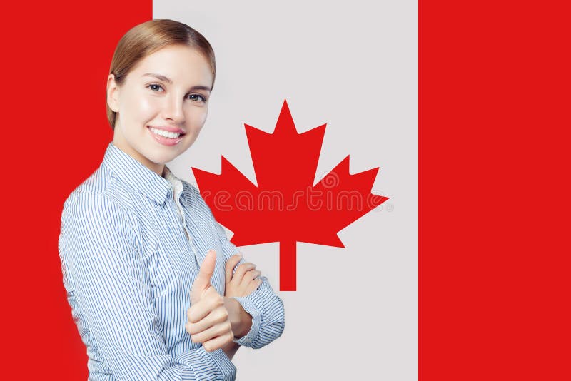 Netter Vertretungsdaumen der jungen Frau oben gegen die Kanada-Flagge lizenzfreie stockfotografie Netter Vertretungsdaumen der jungen Frau oben gegen die Kanada-Flagge lizenzfreie stockfotografie