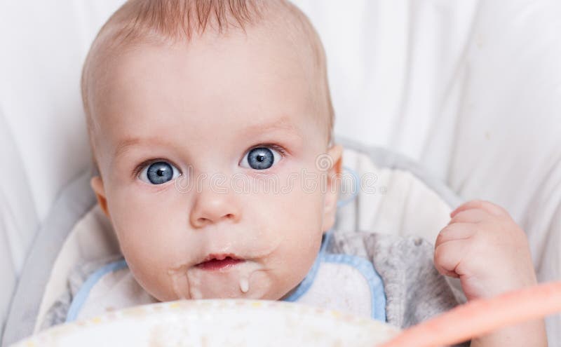 Nettes Baby, das Brei isst lizenzfreie stockbilder