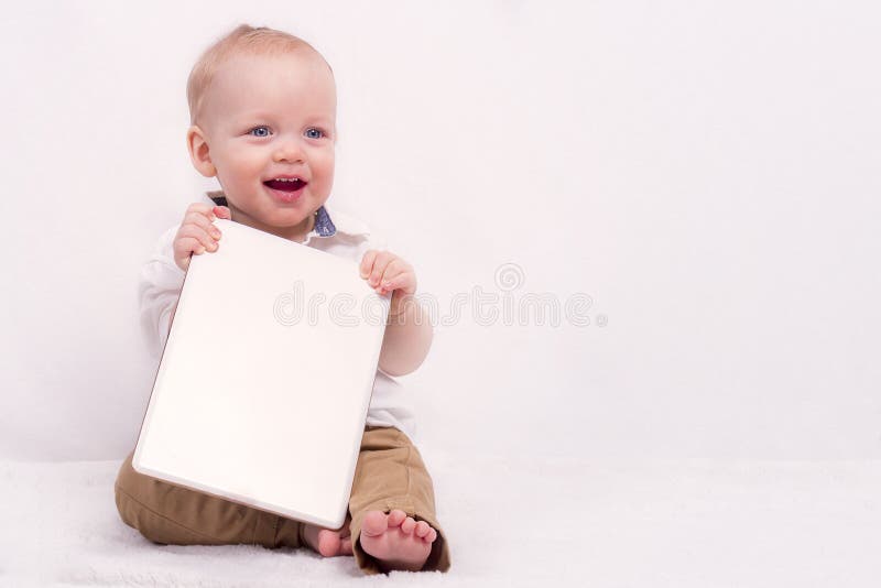 Nettes Baby, das eine Fahne gegen weißen Hintergrund hält Kopieren Sie Platz stockfotografie Nettes Baby, das eine Fahne gegen weißen Hintergrund hält Kopieren Sie Platz stockfotografie