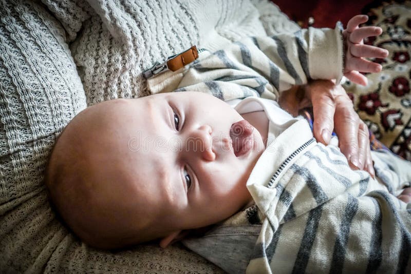 Nettes Baby entspannt stockbilder Nettes Baby entspannt stockbilder