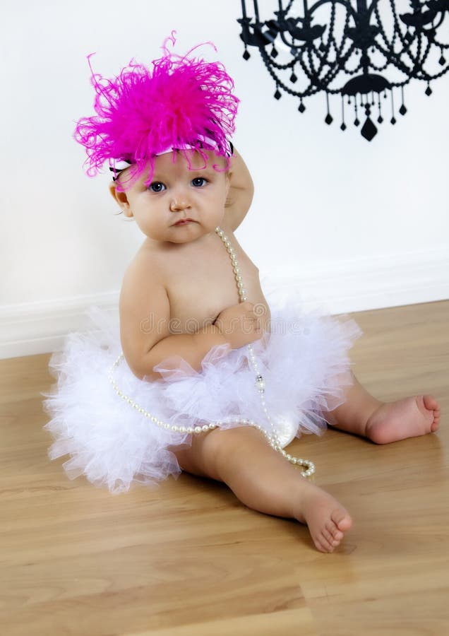 Nettes Baby im Ballettröckchen und im Hut stockfotos Nettes Baby im Ballettröckchen und im Hut stockfotos