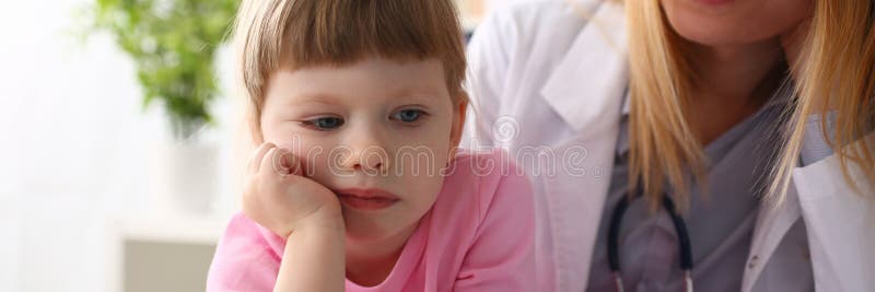 Nettes Besuchshausarztb?ro des kleinen M?dchens lizenzfreie stockfotos Nettes Besuchshausarztb?ro des kleinen M?dchens lizenzfreie stockfotos