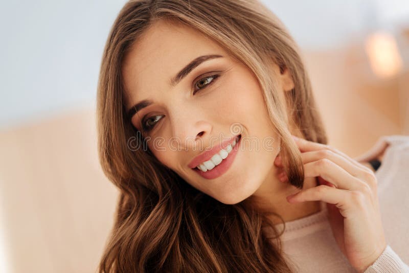 Nettes breit grinsendes und träumendes Mädchen lizenzfreies stockbild Nettes breit grinsendes und träumendes Mädchen lizenzfreies stockbild