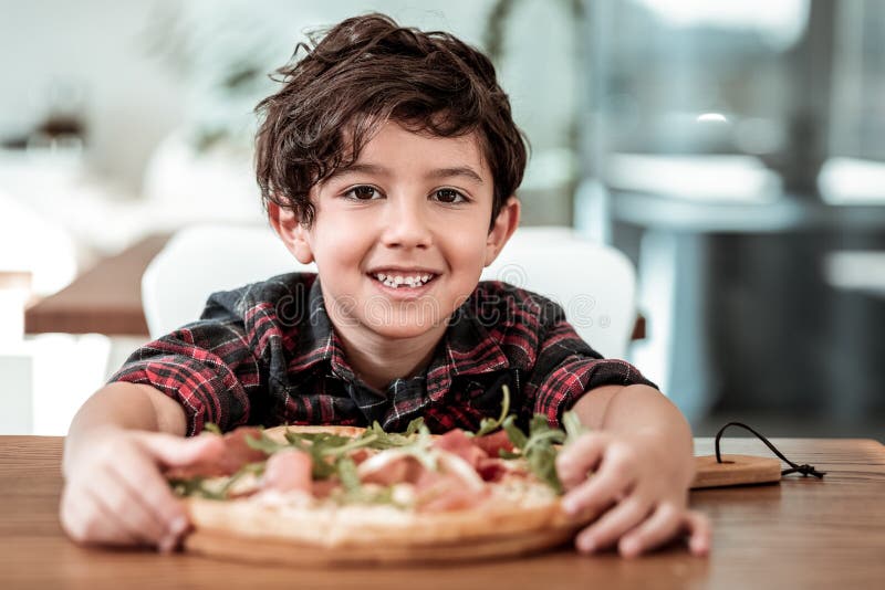 Nettes dunkelhaariges Sohngefühl aufgeregt, Pizza mit seinem Vater essend stockbilder Nettes dunkelhaariges Sohngefühl aufgeregt, Pizza mit seinem Vater essend stockbilder