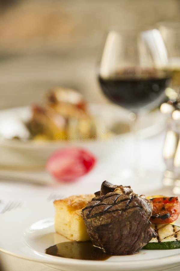 Nettes feines Steakabendessen. stockfotos Nettes feines Steakabendessen. stockfotos