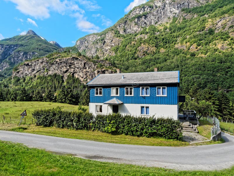 Nettes hölzernes blaues Haus Norwegen stockfotos