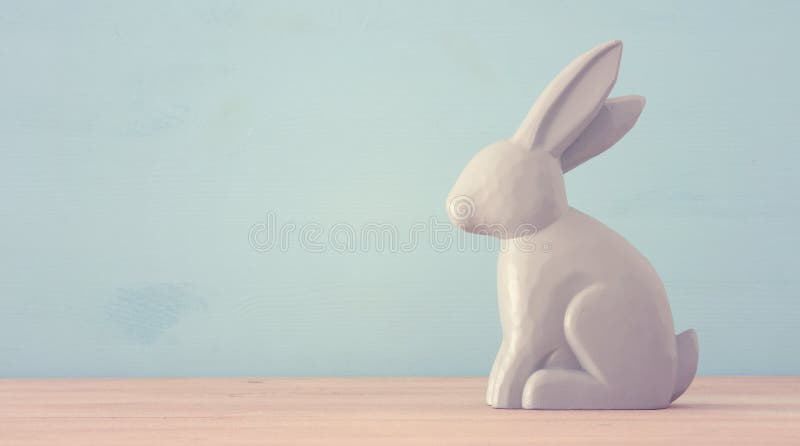 Nettes hölzernes Häschen über buntem Hintergrund stockfotografie