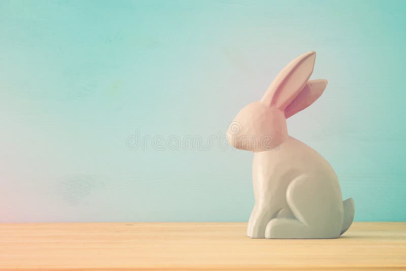 Nettes hölzernes Häschen über buntem Hintergrund stockbilder