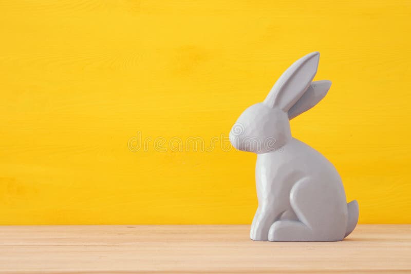 Nettes hölzernes Häschen über buntem Hintergrund lizenzfreies stockfoto