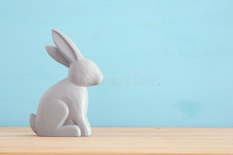 Nettes hölzernes Häschen über buntem Hintergrund stockbild