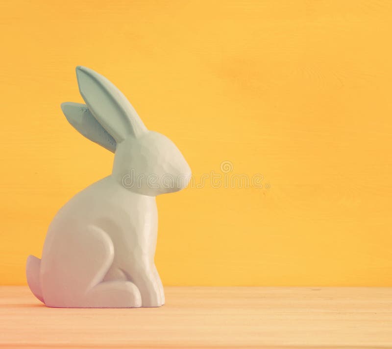 Nettes hölzernes Häschen über buntem Hintergrund lizenzfreies stockbild