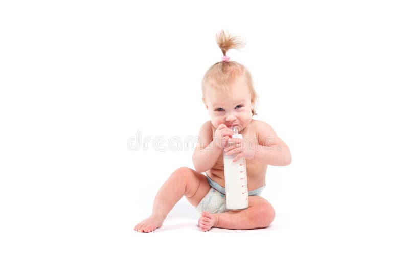 Nettes hübsches Baby in der weißen Windelgriffflasche stockfotos Nettes hübsches Baby in der weißen Windelgriffflasche stockfotos