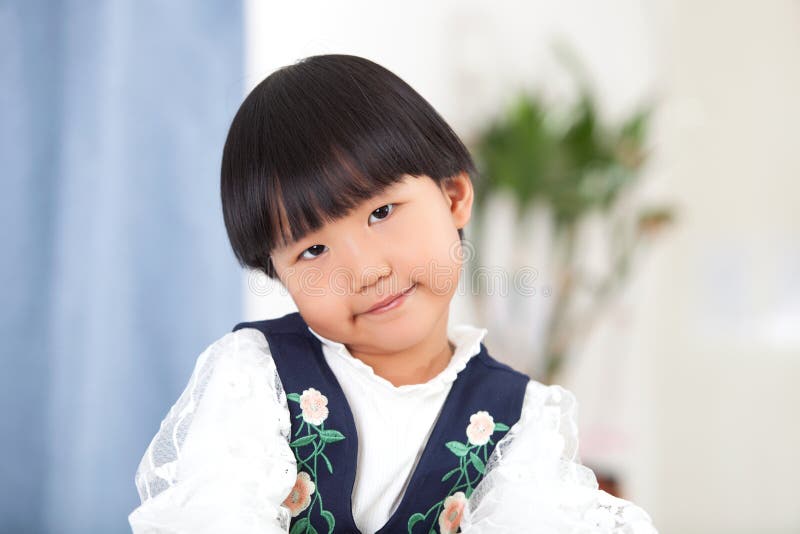 Nettes Innenporträt des kleinen Mädchens der Chinesen stockfotos
