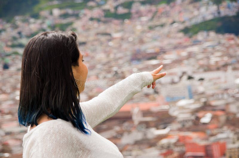 Nettes junges Mädchen, das eine schöne städtische Stadt aufpasst stockfoto Nettes junges Mädchen, das eine schöne städtische Stadt aufpasst stockfoto