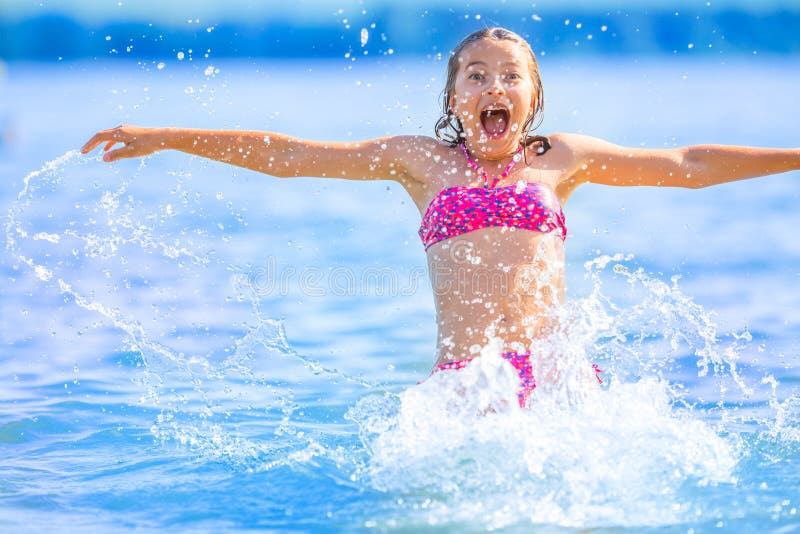 Nettes junges Mädchen, das im Meer spielt Glückliches jugendliches Mädchen genießt Sommerwasser und -feiertage in den Urlaubsziel lizenzfreies stockbild Nettes junges Mädchen, das im Meer spielt Glückliches jugendliches Mädchen genießt Sommerwasser und -feiertage in den Urlaubsziel lizenzfreies stockbild