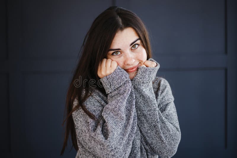 Nettes junges verwirrtes Frauenporträt stockbild Nettes junges verwirrtes Frauenporträt stockbild