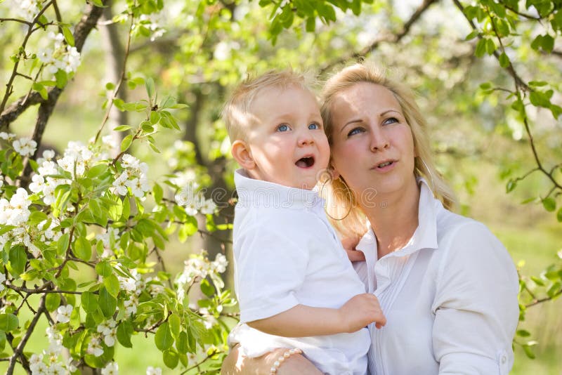 Nettes Kind mit seiner Mamma draußen in der Natur. stockfoto Nettes Kind mit seiner Mamma draußen in der Natur. stockfoto
