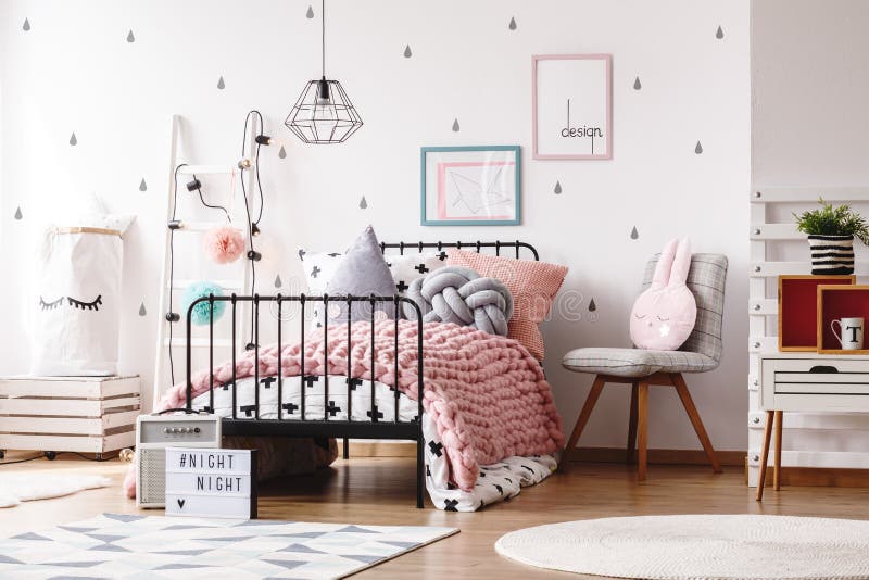Nettes Kinderschlafzimmer mit Poster stockbild Nettes Kinderschlafzimmer mit Poster stockbild