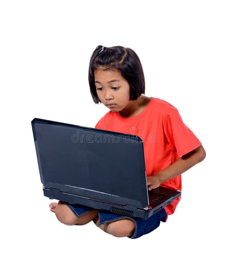 Nettes kleines asiatisches Mädchenkind, das auf dem Boden studiert oder verwendet den Laptop lokalisiert auf weißem Hintergrund s lizenzfreies stockbild Nettes kleines asiatisches Mädchenkind, das auf dem Boden studiert oder verwendet den Laptop lokalisiert auf weißem Hintergrund s lizenzfreies stockbild