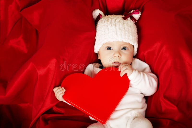 Nettes kleines Baby mit Herzen stockbild Nettes kleines Baby mit Herzen stockbild