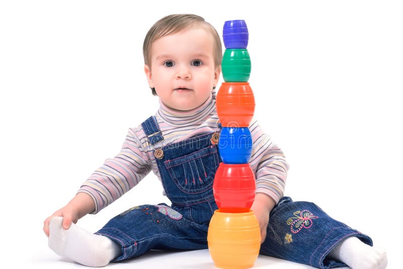 Nettes kleines Kind, das mit Spielwaren spielt lizenzfreies stockbild Nettes kleines Kind, das mit Spielwaren spielt lizenzfreies stockbild