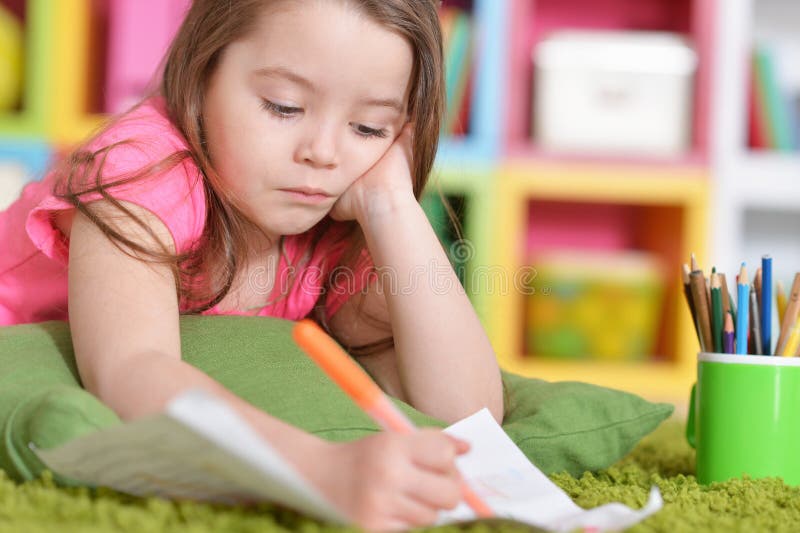 Nettes kleines M?dchen in der rosa Hemdzeichnung stockfoto Nettes kleines M?dchen in der rosa Hemdzeichnung stockfoto