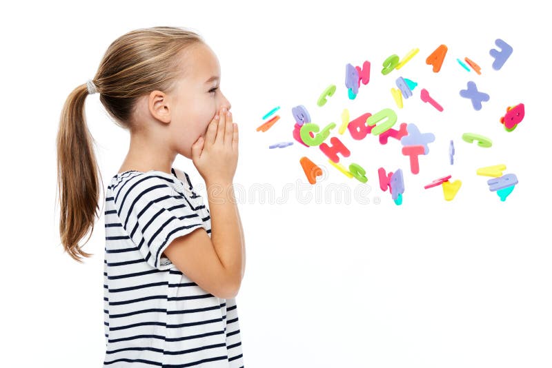 Nettes kleines Mädchen in abgestreiftem T-Shirt heraus schreiend Alphabetbuchstaben Sprachtherapiekonzept über weißem Hintergrund