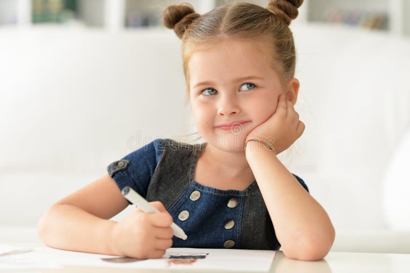 Nettes kleines Mädchen, das an etwas denkt lizenzfreies stockbild Nettes kleines Mädchen, das an etwas denkt lizenzfreies stockbild