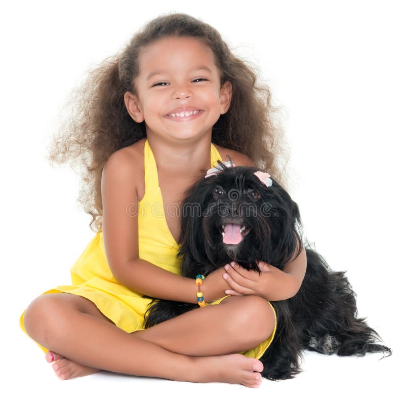 Nettes kleines Mädchen, das ihren Schoßhund umarmt lizenzfreie stockfotografie