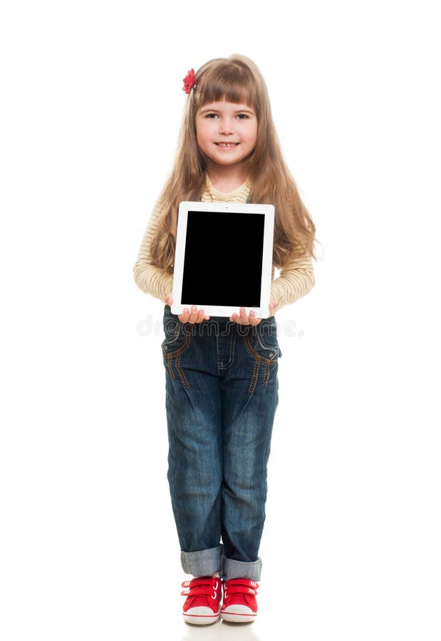 Nettes kleines Mädchen, das im Studio aufwirft stockbild