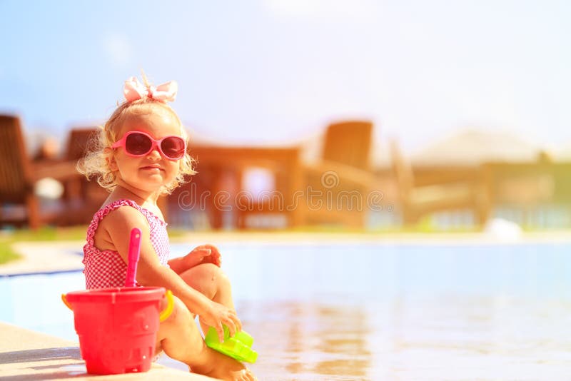 Nettes kleines Mädchen, das im Swimmingpool am Strand spielt stockbilder Nettes kleines Mädchen, das im Swimmingpool am Strand spielt stockbilder
