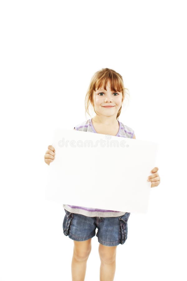 Nettes kleines Mädchen, das unbelegtes Zeichen anhält lizenzfreie stockfotografie