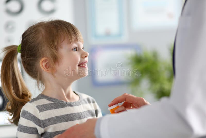 Nettes kleines Mädchen an Doktoraufnahme, die Medikationsverordnung erhält stockbilder Nettes kleines Mädchen an Doktoraufnahme, die Medikationsverordnung erhält stockbilder