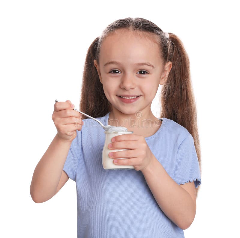 Nettes kleines Mädchen mit geschmackvollem Jogurt auf weißem Hintergrund