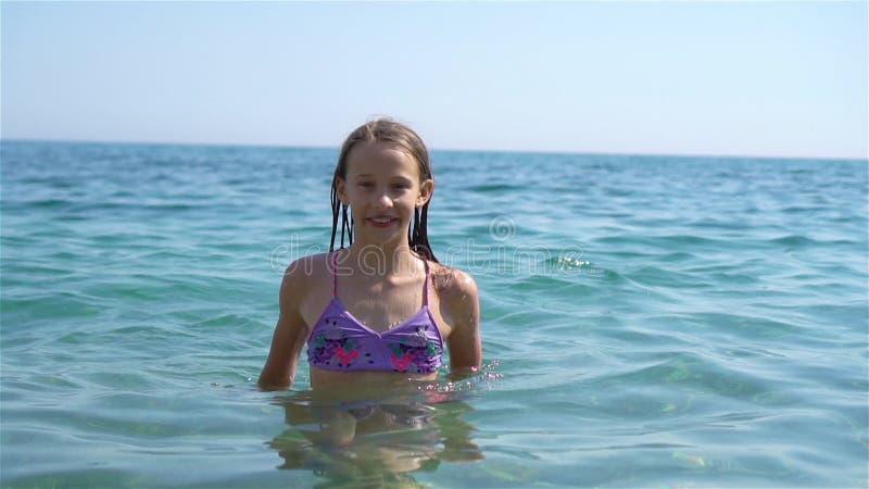 Nettes Kleines Mädchen am Strand Während Der Sommerpause Stock Footage - Video von insel, blau: 192640742 