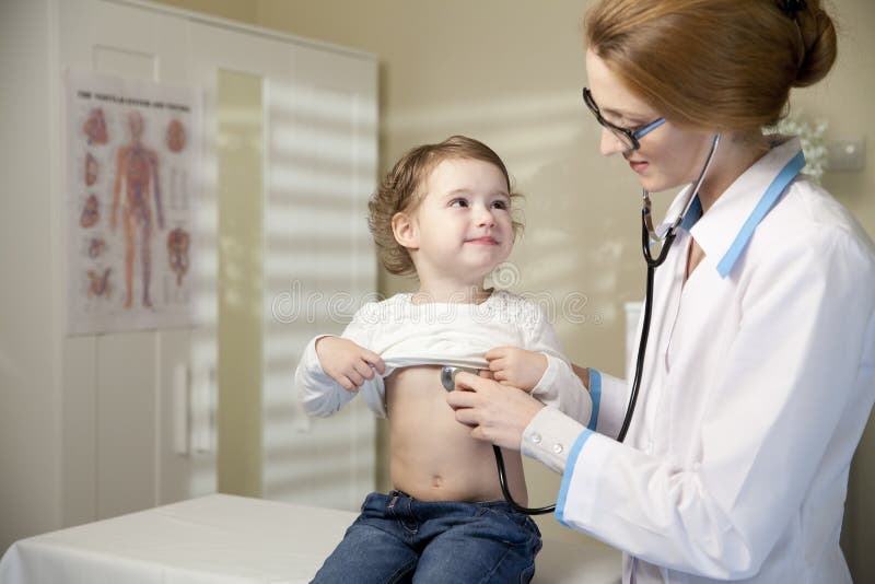 Nettes kleines Mädchen und Doktor stockbilder Nettes kleines Mädchen und Doktor stockbilder