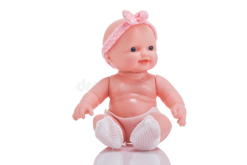 Nettes kleines Plastikbaby - Puppe mit den blauen Augen, die lokalisiertes O sitzen lizenzfreies stockbild Nettes kleines Plastikbaby - Puppe mit den blauen Augen, die lokalisiertes O sitzen lizenzfreies stockbild