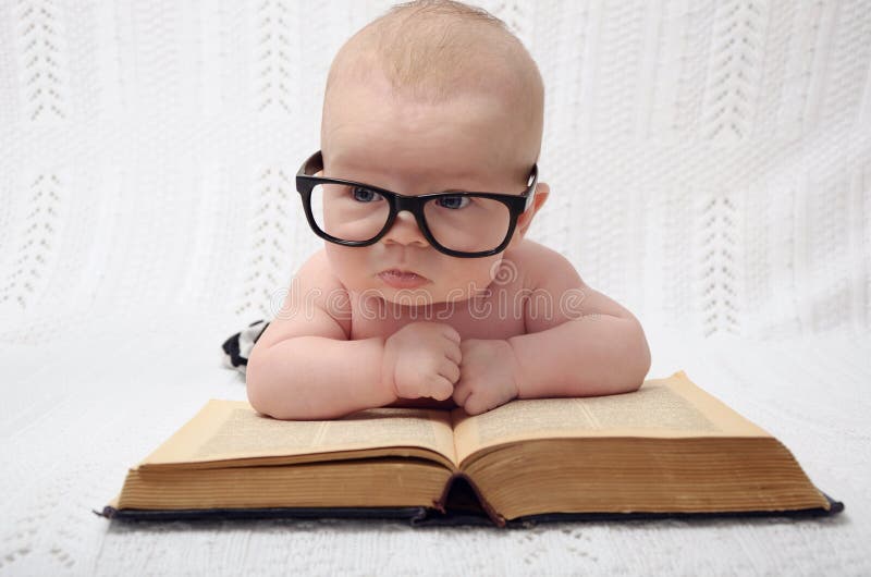 Nettes kleines Schätzchen lizenzfreie stockfotografie Nettes kleines Schätzchen lizenzfreie stockfotografie