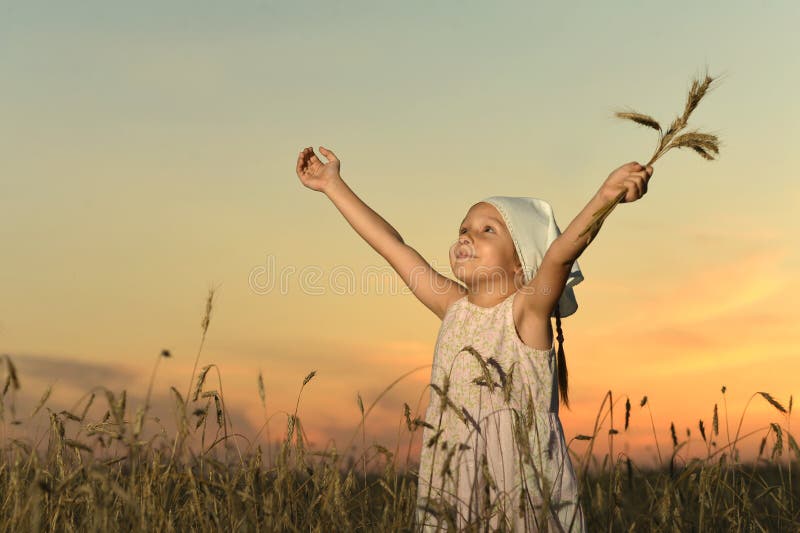 Nettes kleines stehendes Mädchen lizenzfreies stockbild
