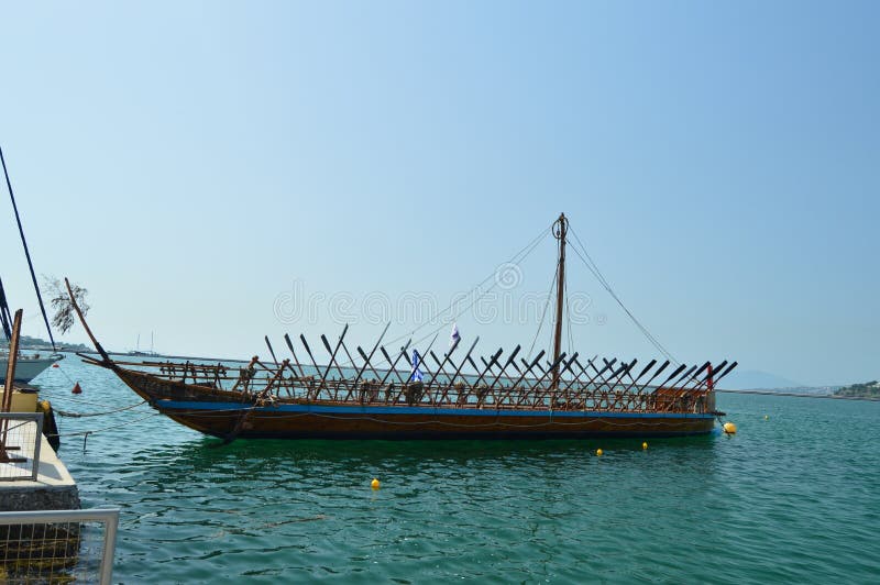 Nettes legendäres Boot von Argo basierte auf griechischer Mythologie im Hafen von Volos Architektur-Geschichtsreise stockfotos Nettes legendäres Boot von Argo basierte auf griechischer Mythologie im Hafen von Volos Architektur-Geschichtsreise stockfotos