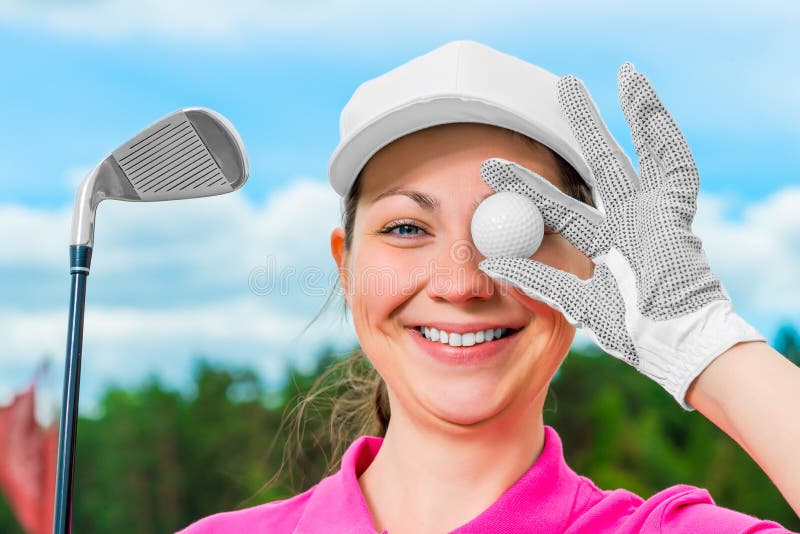 Nettes Mädchen auf dem Golfplatz mit Ausrüstung stockfotos Nettes Mädchen auf dem Golfplatz mit Ausrüstung stockfotos