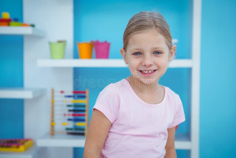 Nettes Mädchen, das an der Kamera lächelt stockfotos Nettes Mädchen, das an der Kamera lächelt stockfotos